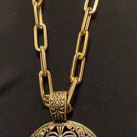 Elegant Gold Pendant Necklace - Picture 7 of 7